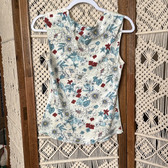 Adorable tank top with floral back - Picture 2 of 4